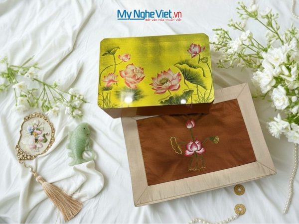 Hộp sơn mài cao cấp hoa sen và bộ khăn trải bàn - Quà biếu sang trọng