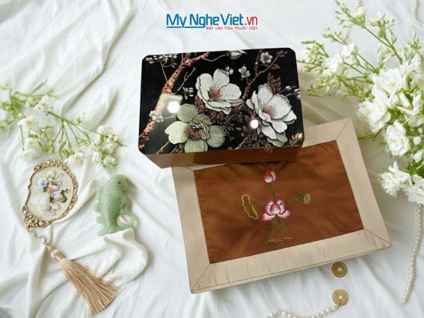 Hộp sơn mài cao cấp hoa phù dung và bộ khăn trải bàn - Quà biếu sang trọng