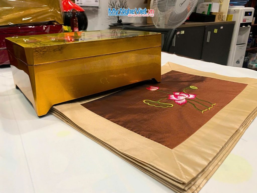 Hộp sơn mài cao cấp hoa sen và Bộ khăn trãi bàn