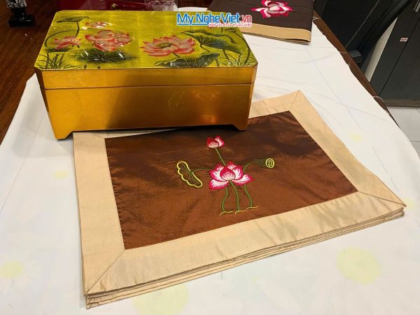 Hộp sơn mài cao cấp hoa sen và Bộ khăn trãi bàn