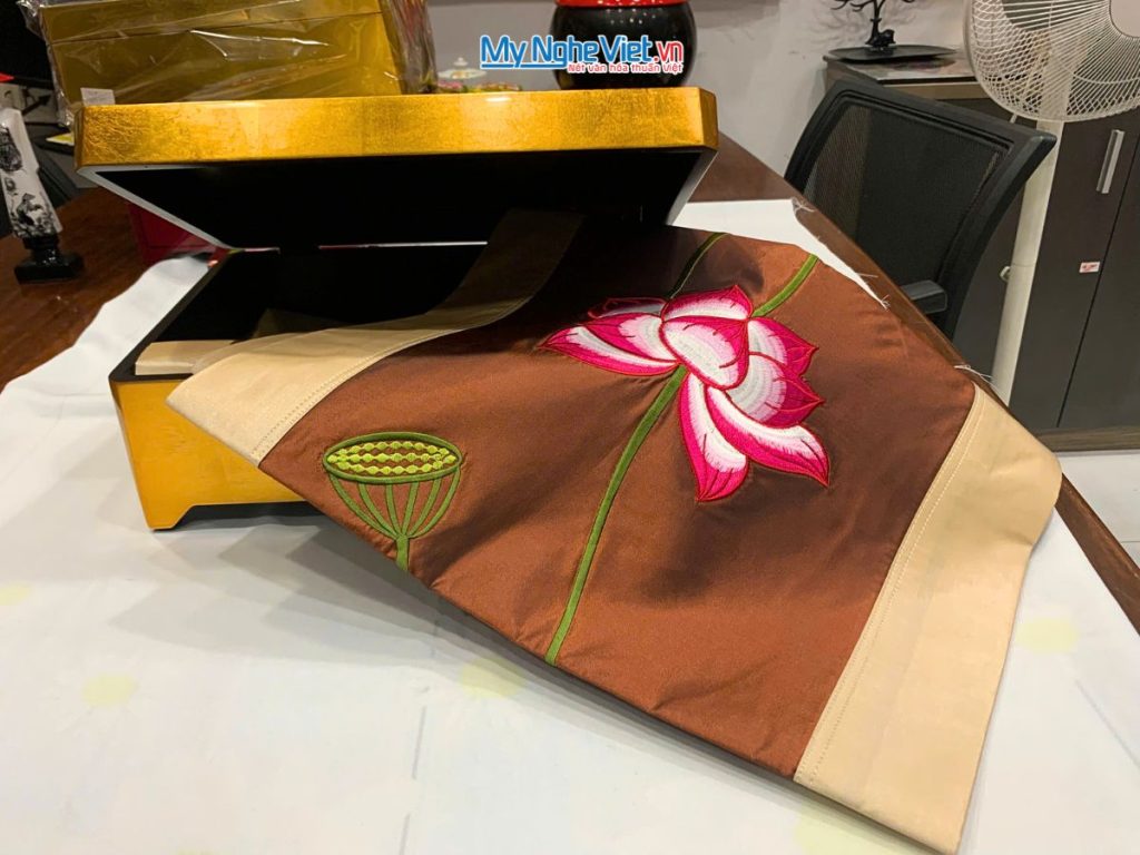Hộp sơn mài cao cấp hoa sen và Bộ khăn trãi bàn