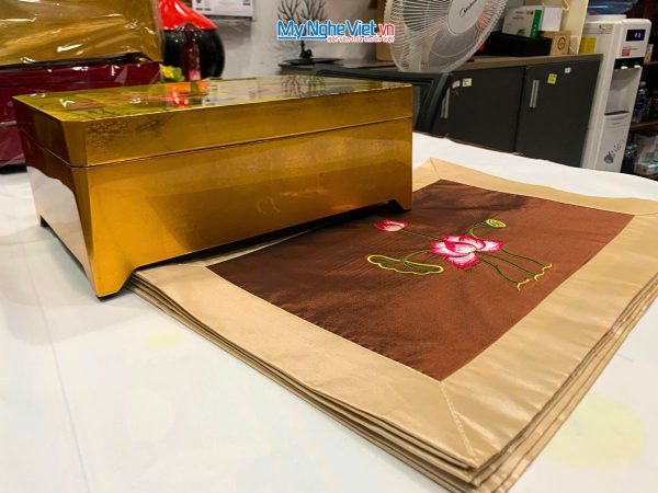 Hộp sơn mài cao cấp hoa sen và Bộ khăn trãi bàn