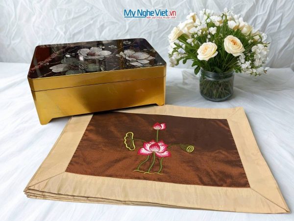 Hộp sơn mài cao cấp hoa phù dung và Bộ khăn trãi bàn