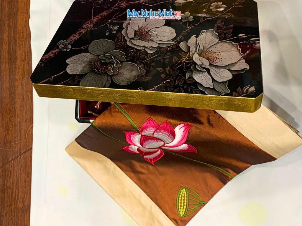 Hộp sơn mài cao cấp hoa phù dung và Bộ khăn trãi bàn