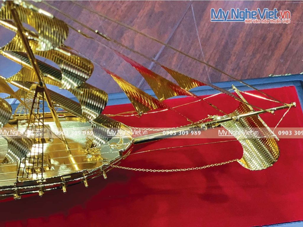 Mô Hình Thuyền Dát Vàng 24K