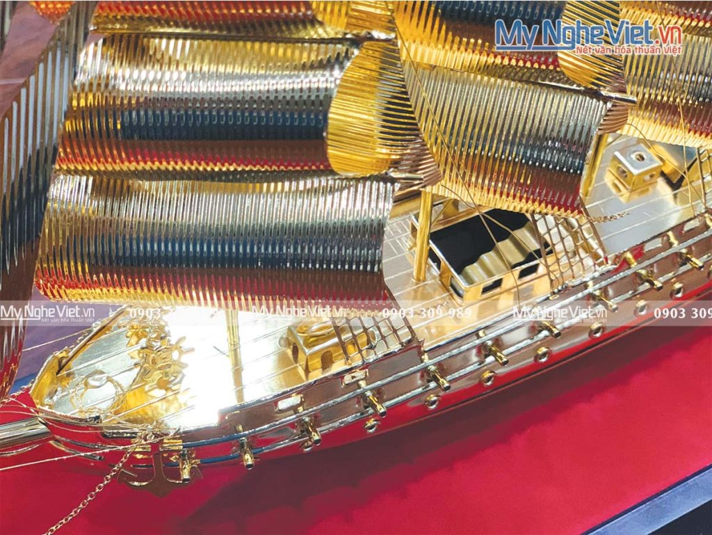 Mô Hình Thuyền Dát Vàng 24K