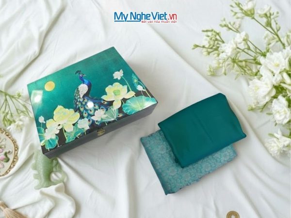 Quà tặng hộp sơn mài cao cấp chim công nền xanh và bộ lụa vải áo dài - Quà biếu cao cấp
