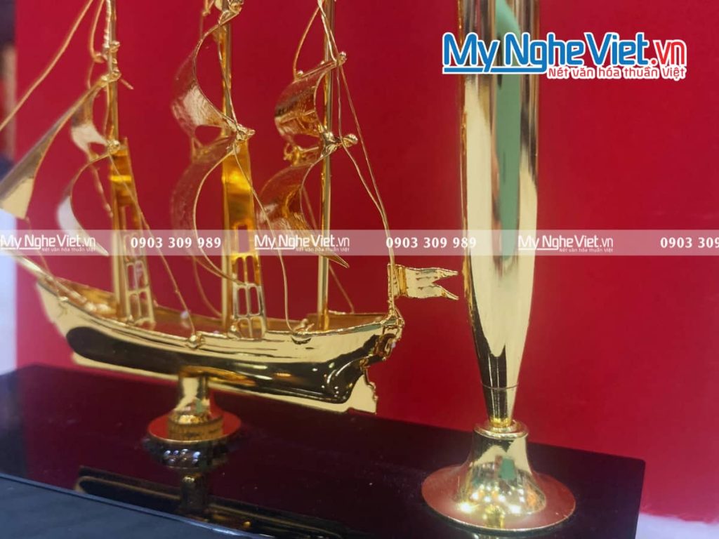 Mô Hình thuyền dát vàng 24k