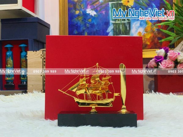 Mô Hình thuyền dát vàng 24k