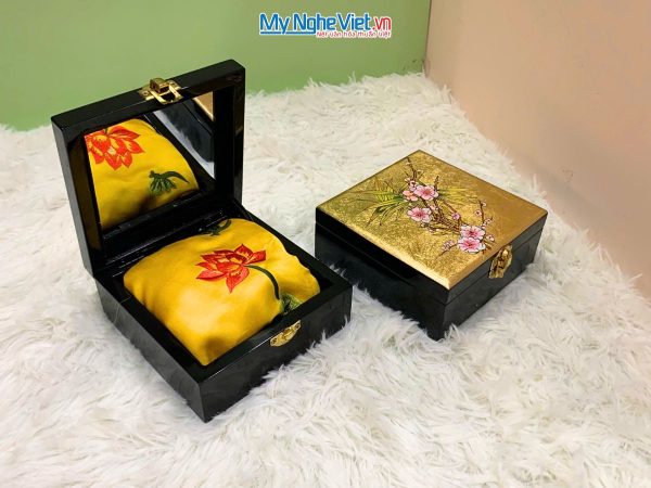 Quà Tặng Hộp Sơn Mài Hoa Đào & Khăn Lụa Hà Đông