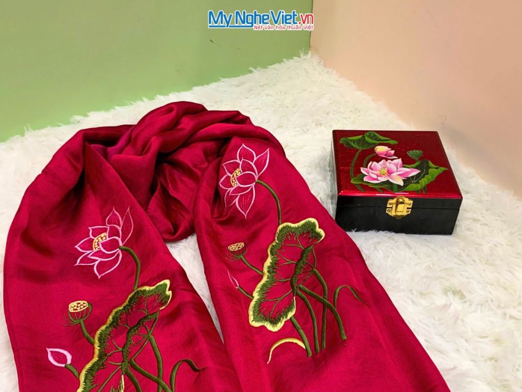 Quà Tặng Hộp Sơn Mài Hoa Sen & Khăn Lụa Hà Đông