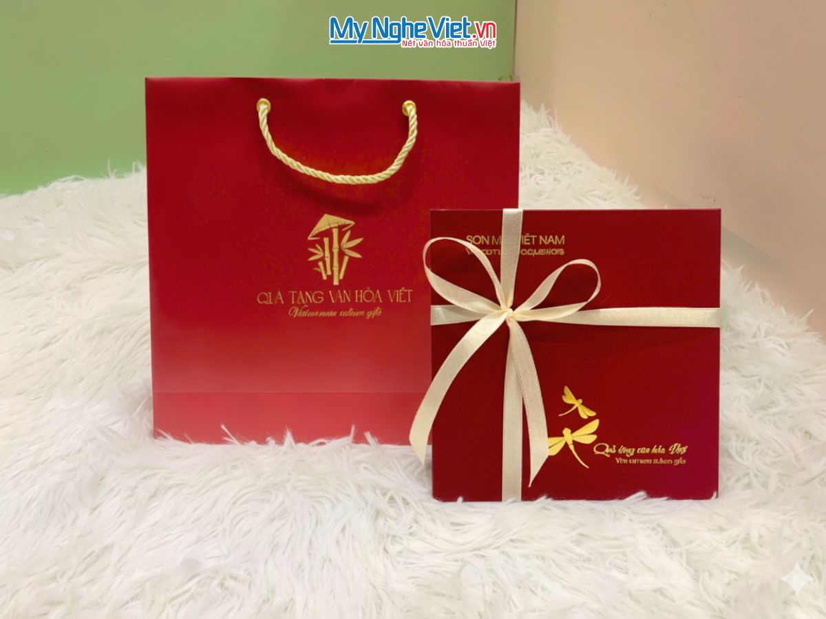 Hộp quà tặng khăn lụa thêu sen và hộp trang sức sơn mài