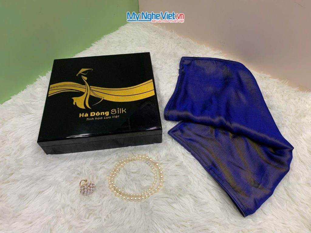 Quà Tặng Vỏ Gối Lụa Màu Tím Vàng Đồng Và Hộp Sơn Mài Cao Cấp