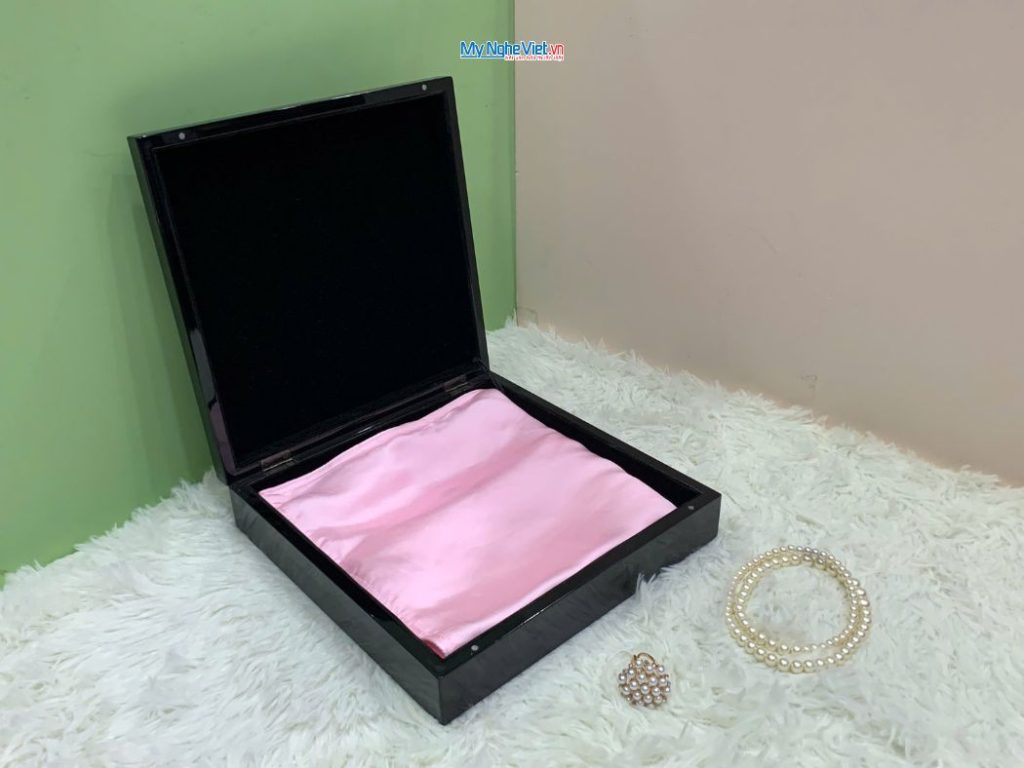 Quà Tặng Vỏ Gối Lụa Màu Hồng Và Hộp Sơn Mài Cao Cấp