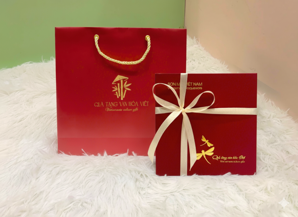 Hộp quà tặng combo khăn lụa và hộp sơn mài