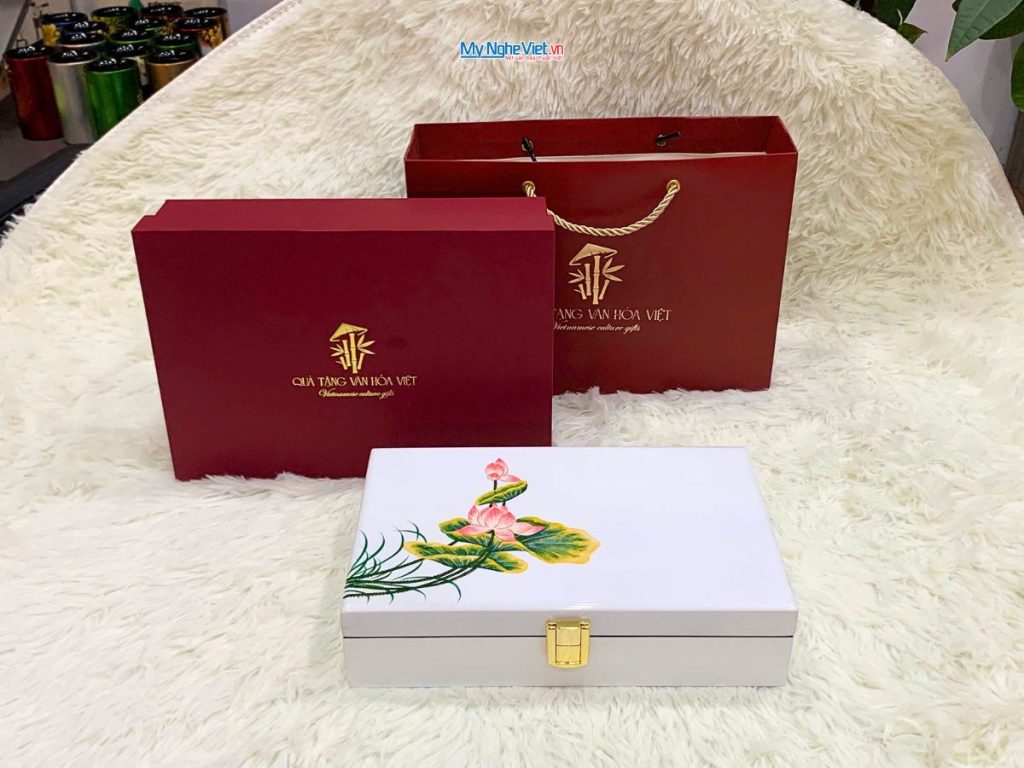 Quà tặng hộp trang sức và khăn lụa cao cấp