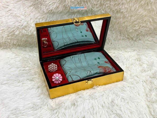 Quà tặng hộp trang sức và khăn lụa vẽ chợ Bến Thành