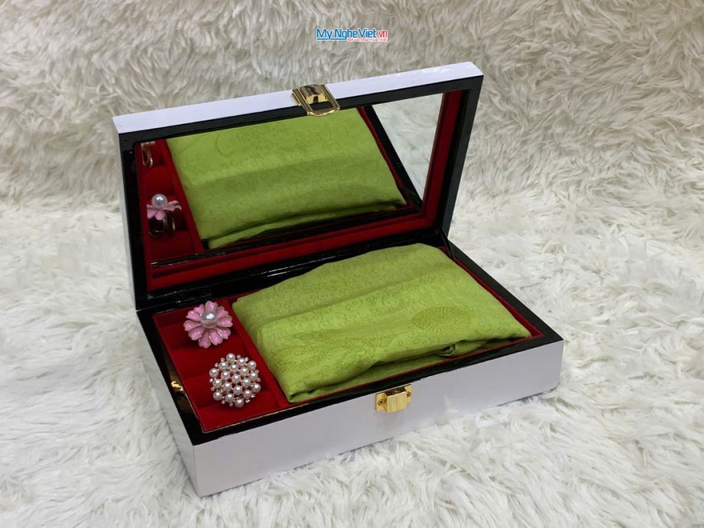 Quà tặng hộp trang sức và khăn lụa cao cấp