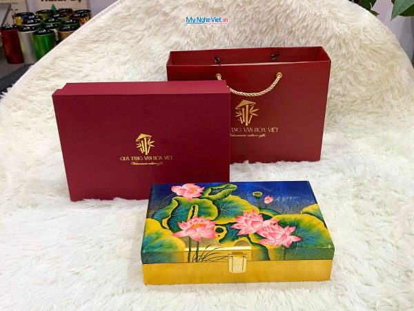 Quà tặng hộp trang sức và khăn lụa cao cấp