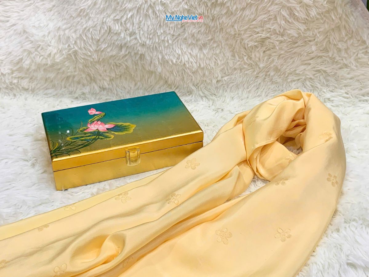 Quà tặng hộp trang sức và khăn lụa cao cấp
