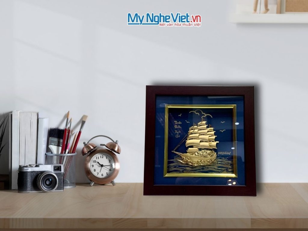 Tranh thuyền buồm dát vàng nền xanh để bàn 24k