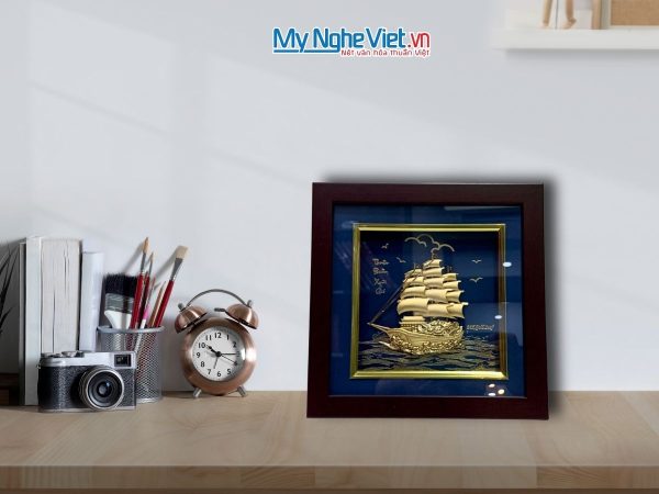 Tranh thuyền buồm dát vàng nền xanh để bàn 24k