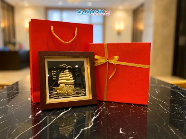 Tranh đồng thuận buồm dát vàng 24k nền đen và Hộp quà tặng cao cấp