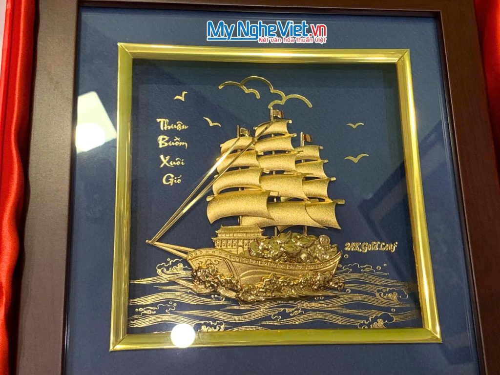 Tranh thuyền buồm dát vàng nền xanh để bàn 24k