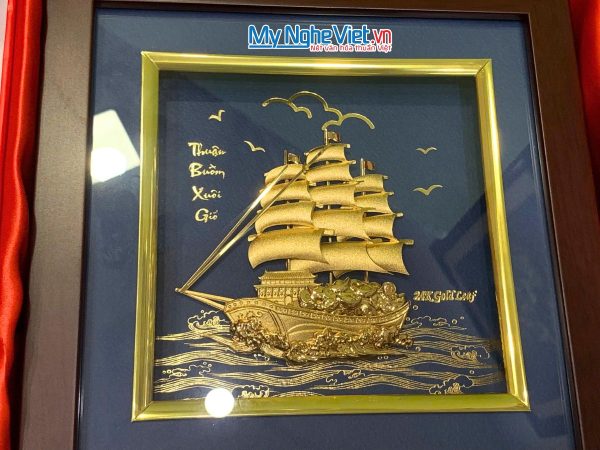 Tranh thuyền buồm dát vàng nền xanh để bàn 24k