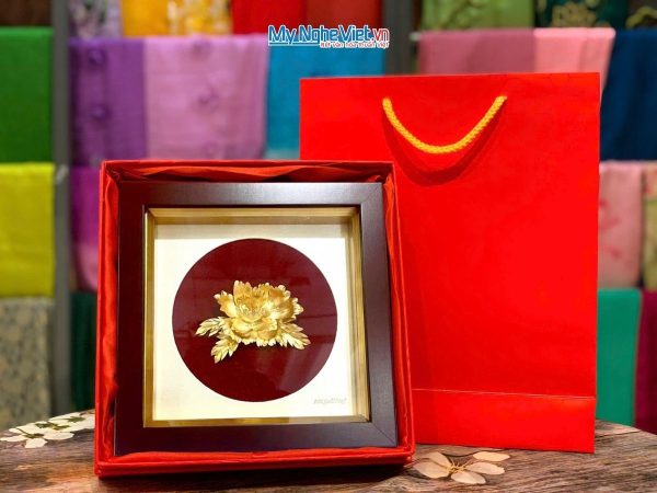 Tranh Đồng Hoa Mẫu Đơn Dát Vàng 24K Nền Đỏ Và Hộp Quà Tặng Cao Cấp
