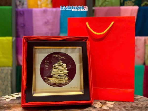 Tranh đồng thuận buồm dát vàng 24k nền đỏ và Hộp quà tặng cao cấp