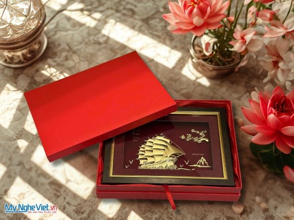 Tranh đồng thuận buồm dát vàng 24k nền đỏ và Hộp quà tặng cao cấp