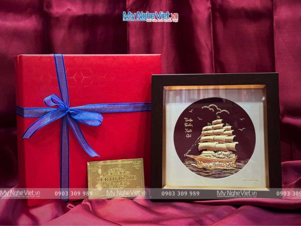 Tranh đồng thuận buồm dát vàng 24k nền đỏ và Hộp quà tặng cao cấp