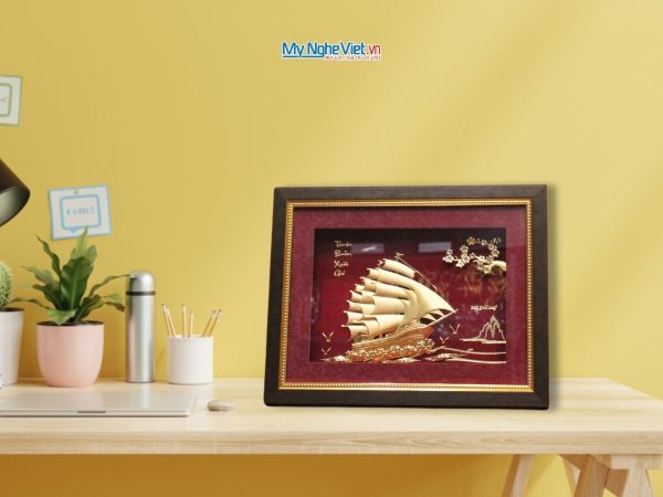 Tranh đồng thuận buồm dát vàng 24k nền đỏ