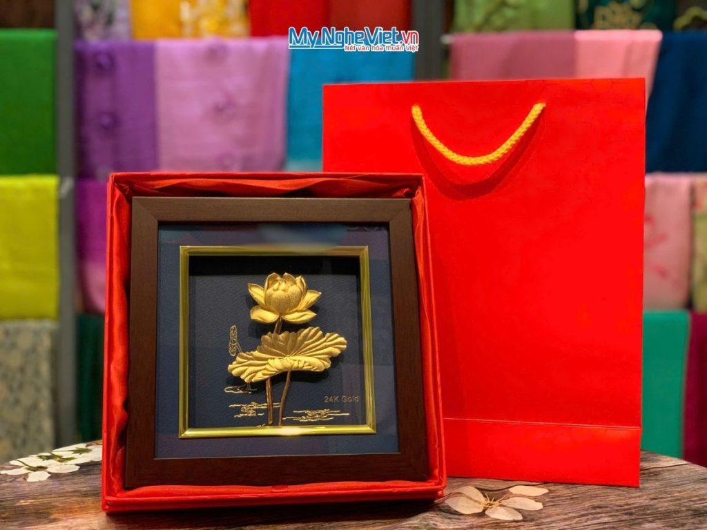 Tranh Đồng Hoa Sen Dát Vàng 24K Nền Xanh Và Hộp Quà Tặng Cao Cấp