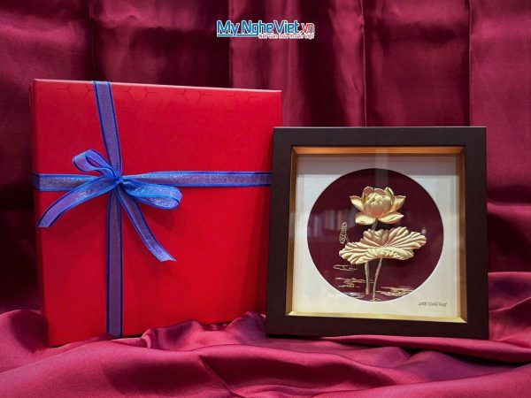 Tranh Đồng Hoa Sen Dát Vàng 24K Nền Đỏ Và Hộp Quà Tặng Cao Cấp
