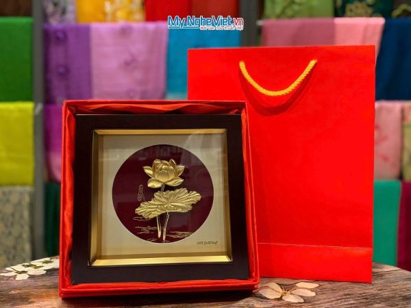 Tranh Đồng Hoa Sen Dát Vàng 24K Nền Đỏ Và Hộp Quà Tặng Cao Cấp