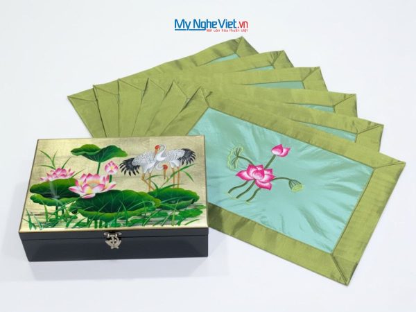 Bộ quà tặng hộp sơn mài cò sen và khăn trải bàn màu xanh thêu sen