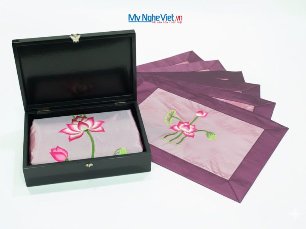 Bộ quà tặng hộp sơn mài cò đào và khăn trải bàn màu tím thêu sen