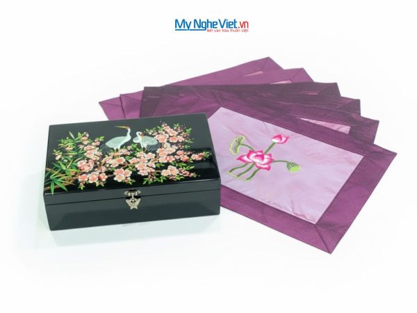 Bộ quà tặng hộp sơn mài cò đào và khăn trải bàn màu tím thêu sen