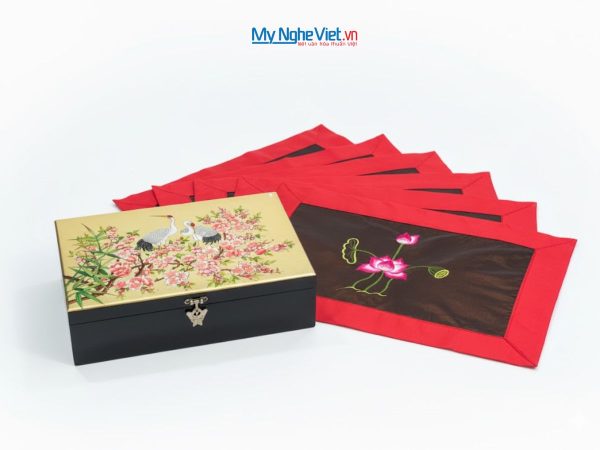 Bộ quà tặng hộp sơn mài cò đào và bộ khăn trải bàn màu đỏ thêu sen