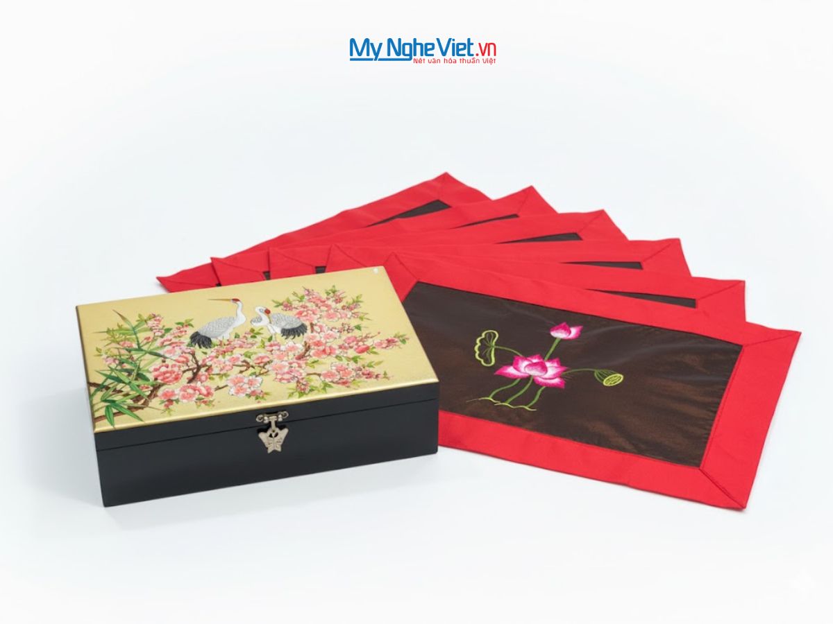 Bộ quà tặng hộp sơn mài cò đào và bộ khăn trải bàn màu đỏ thêu sen