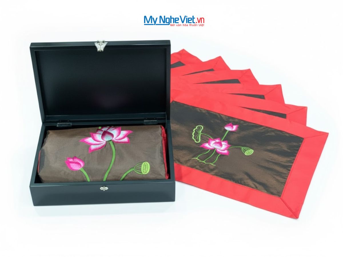 Bộ quà tặng hộp sơn mài cò đào và bộ khăn trải bàn màu đỏ thêu sen