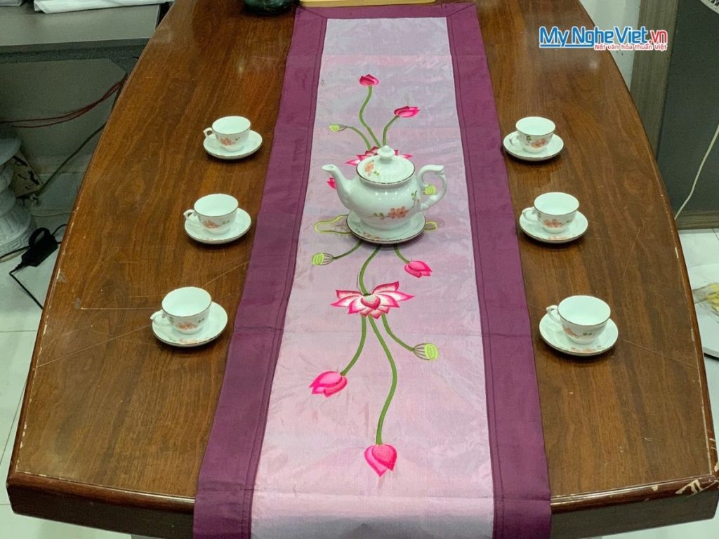 Khăn trải bàn màu tím thêu sen