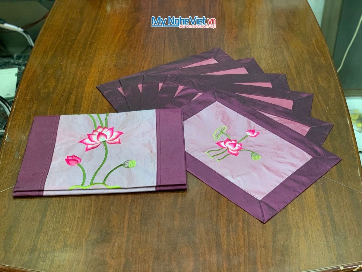 Khăn trải bàn màu tím thêu sen
