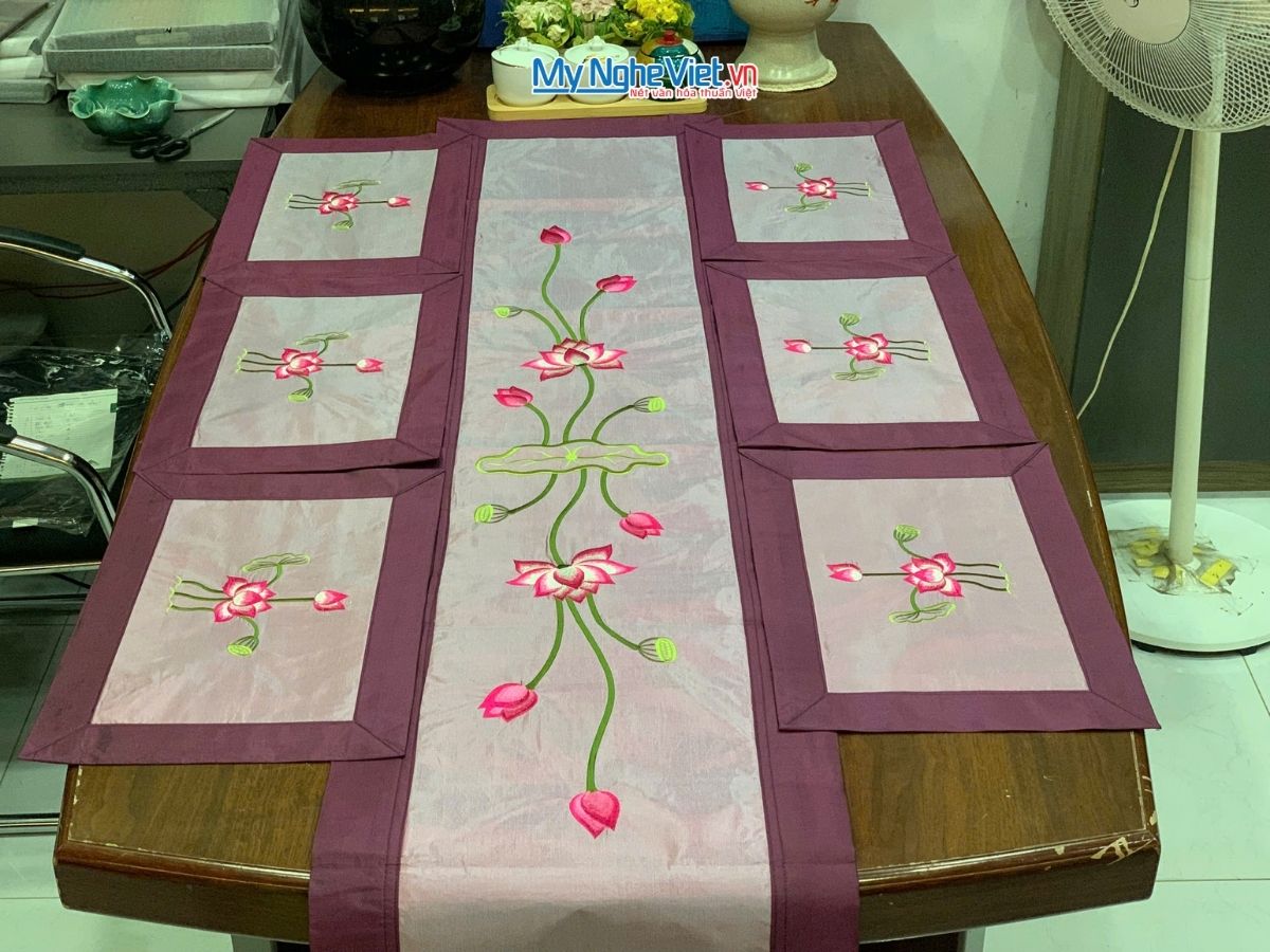 Khăn trải bàn màu tím thêu sen