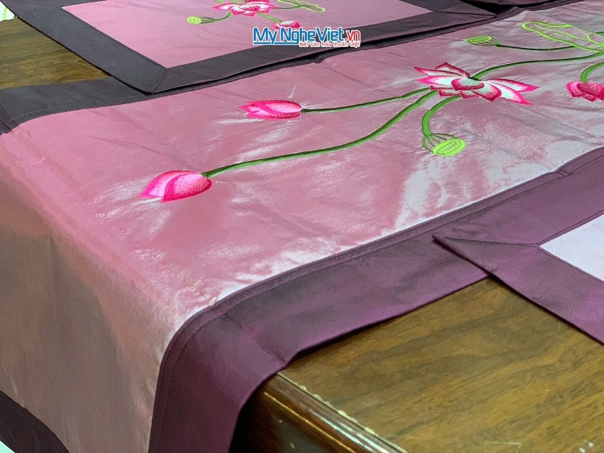 Khăn trải bàn màu tím thêu sen