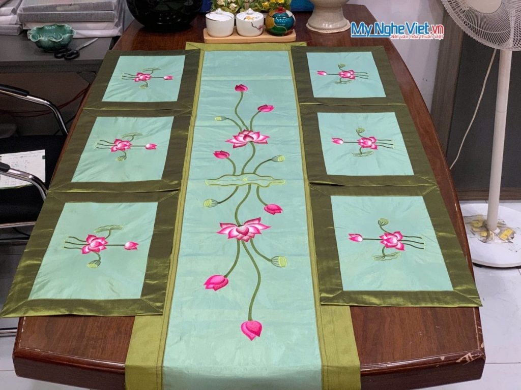 Bộ khăn trải bàn màu xanh thêu sen