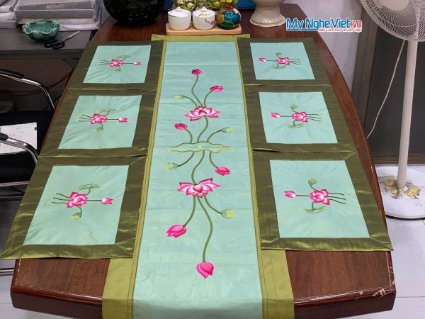Bộ khăn trải bàn màu xanh thêu sen