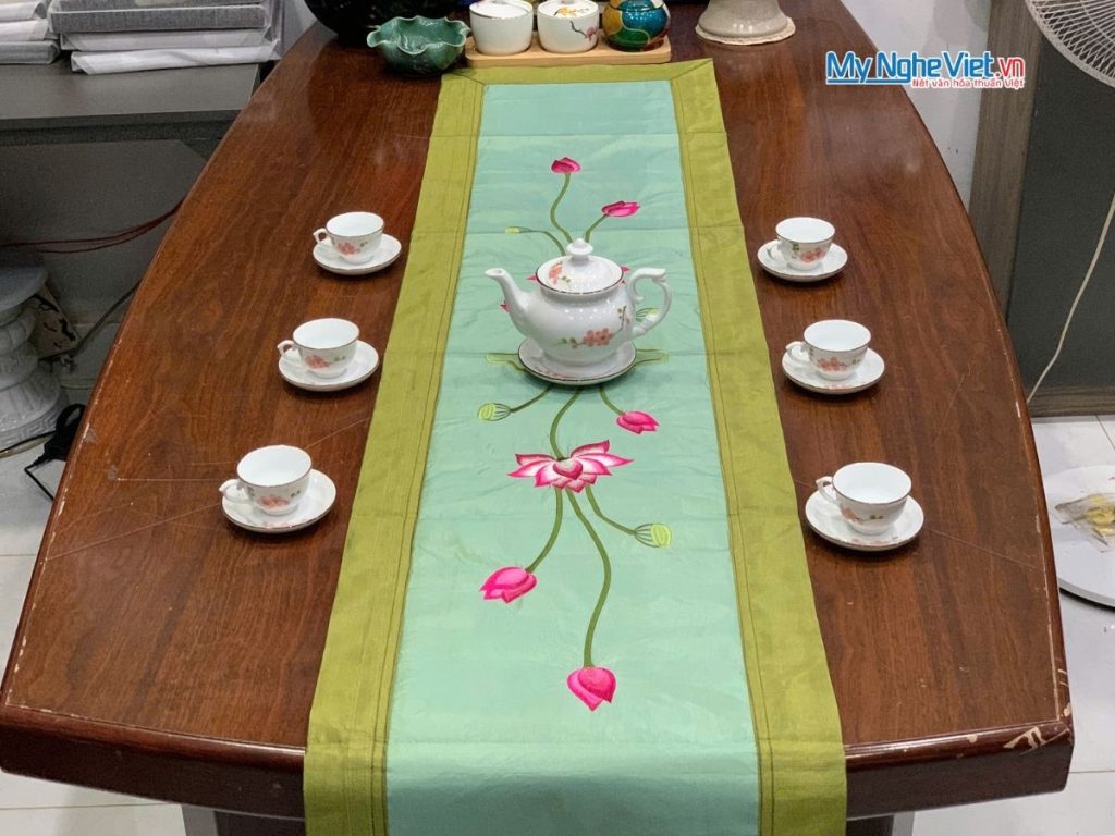 Bộ khăn trải bàn màu xanh thêu sen